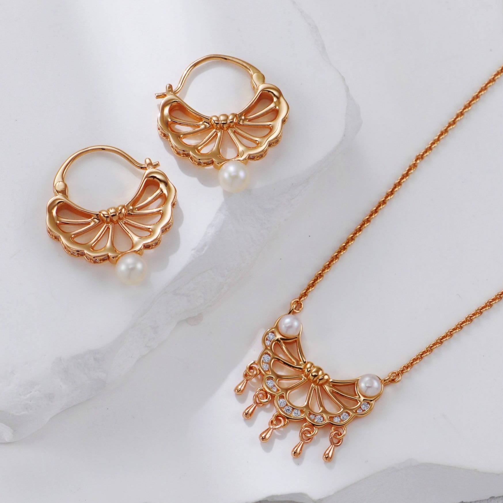 Feather Pearl Necklace