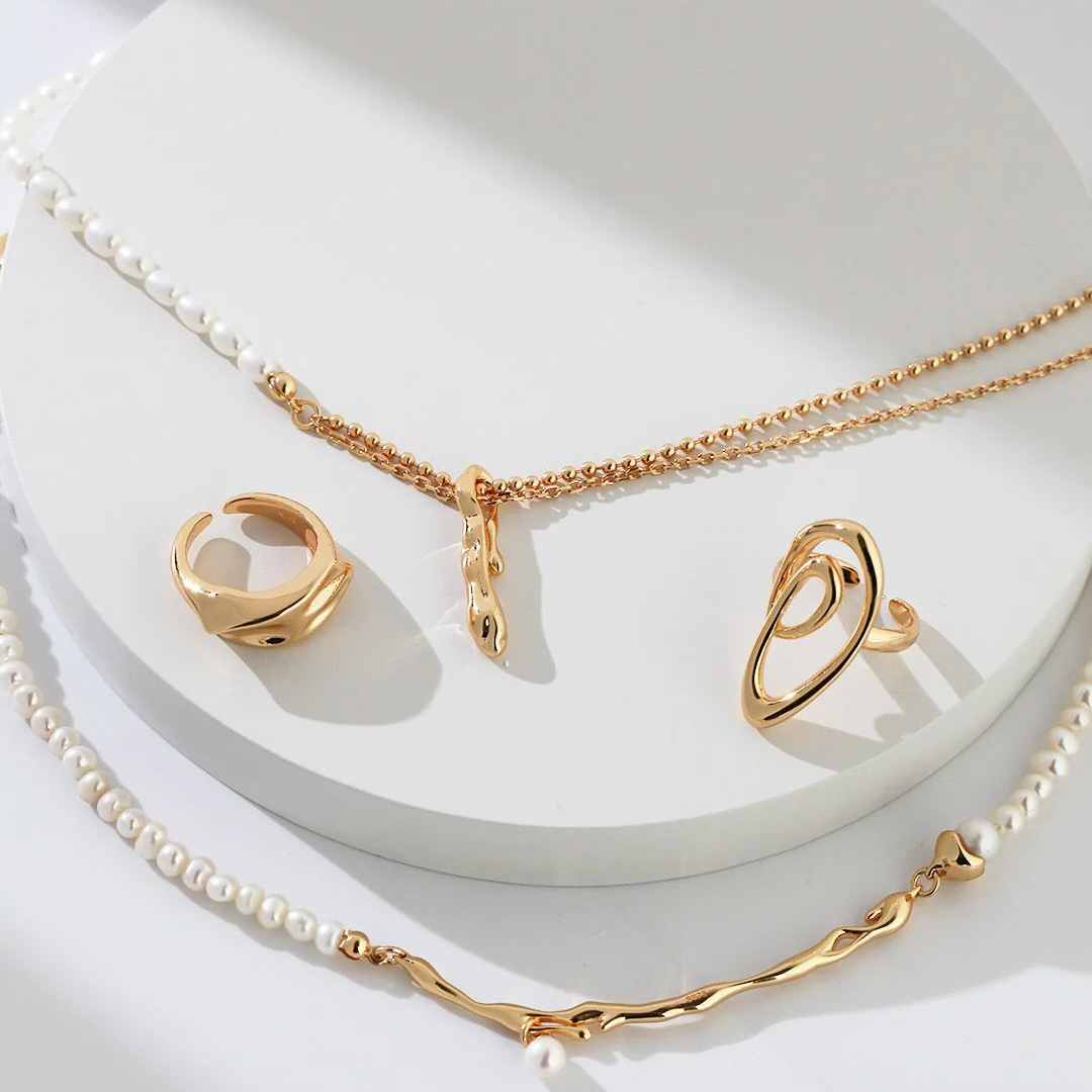 Fluid Natural Design Pearl Necklace