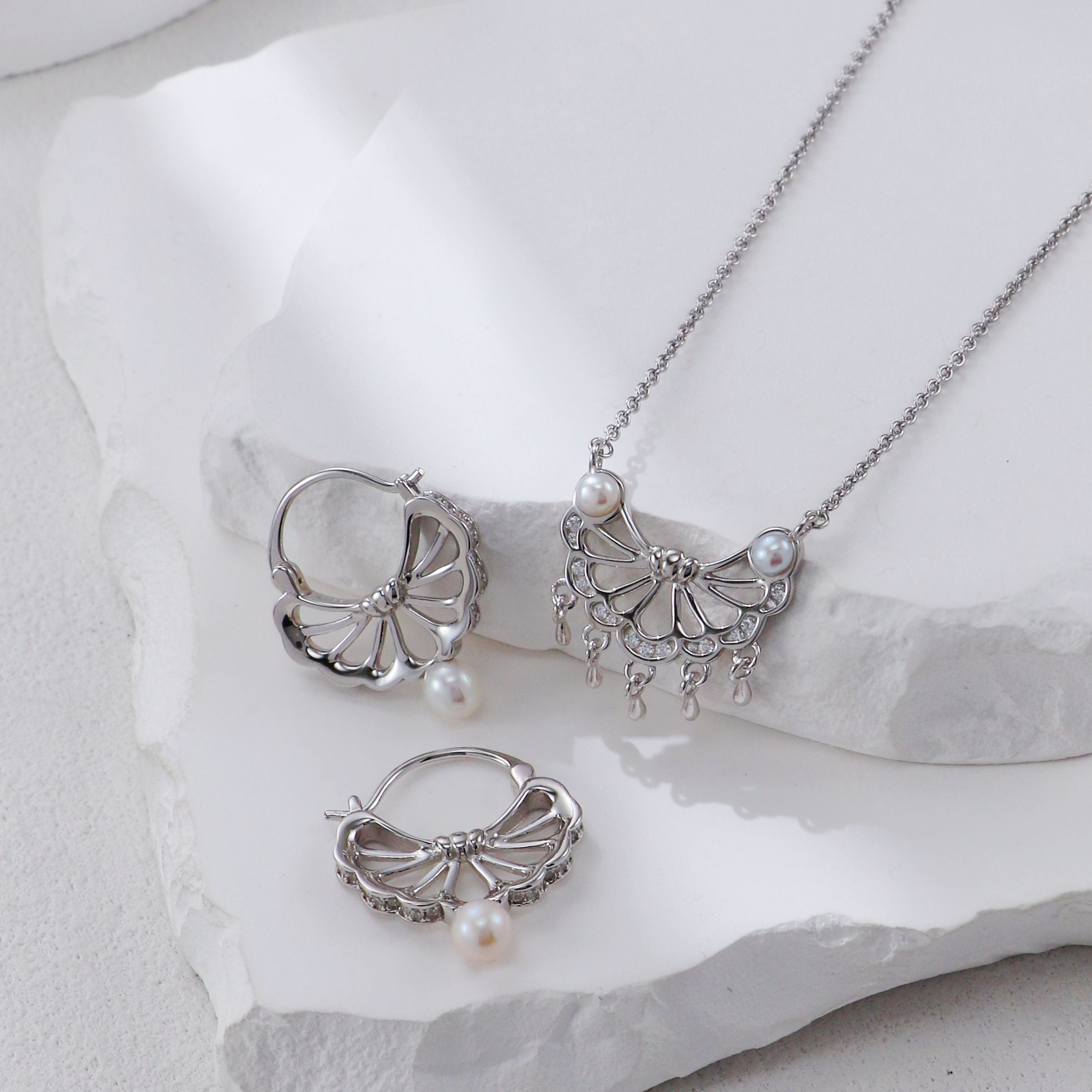 Feather Pearl Necklace