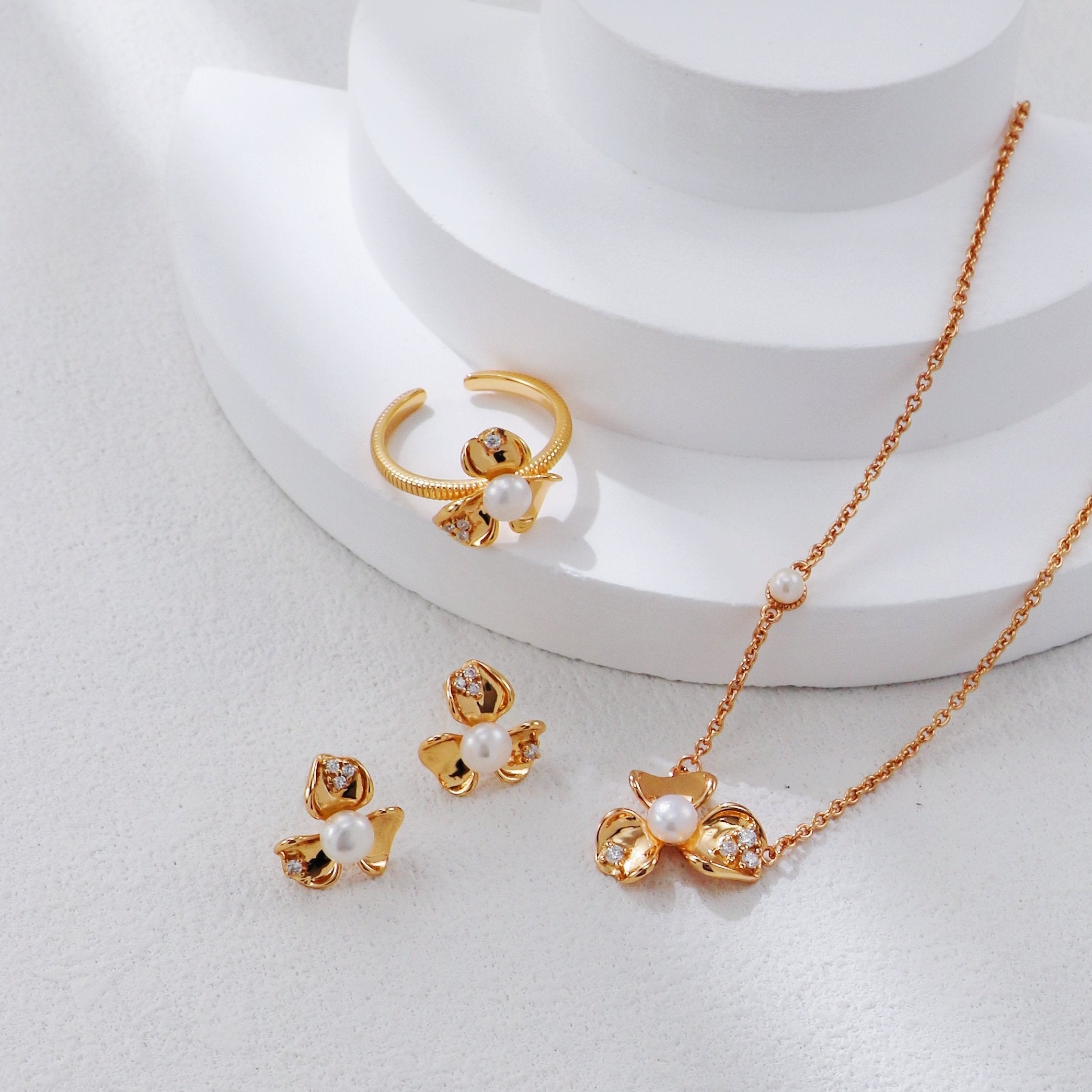 Petal-Shaped Zircon Inlaid Necklace