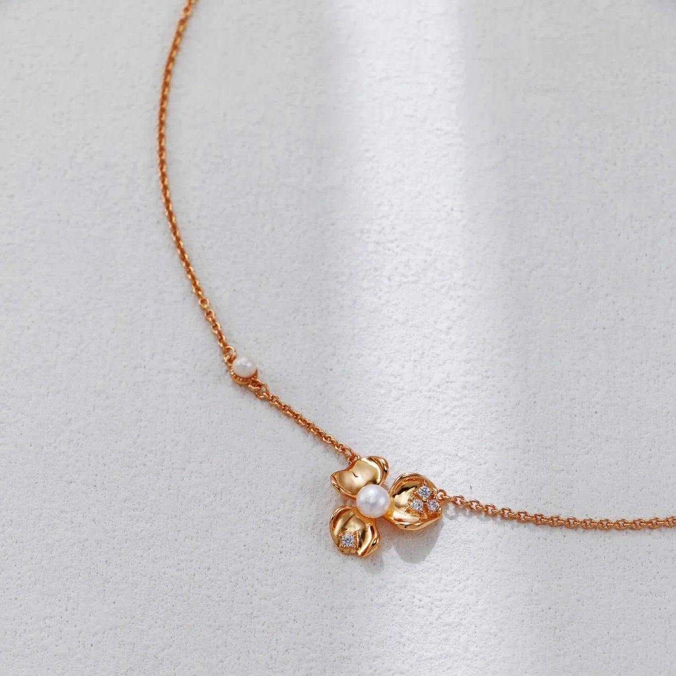 Petal-Shaped Zircon Inlaid Necklace
