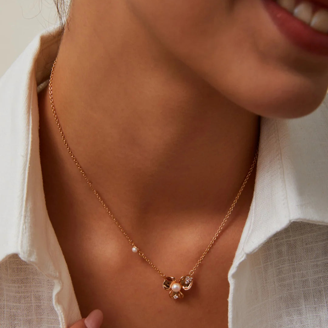 Petal-Shaped Zircon Inlaid Necklace
