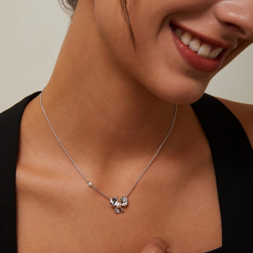 Petal-Shaped Zircon Inlaid Necklace