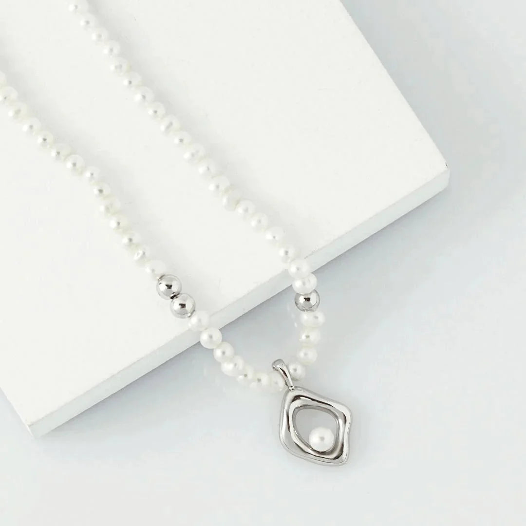 Minimalist Geometric Irregular Pendant Pearl Necklace