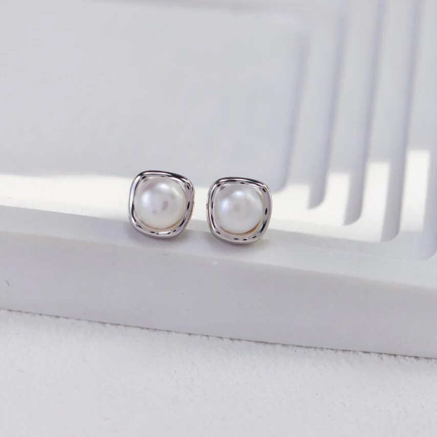 Fashion Temperament Pearl Stud Earrings