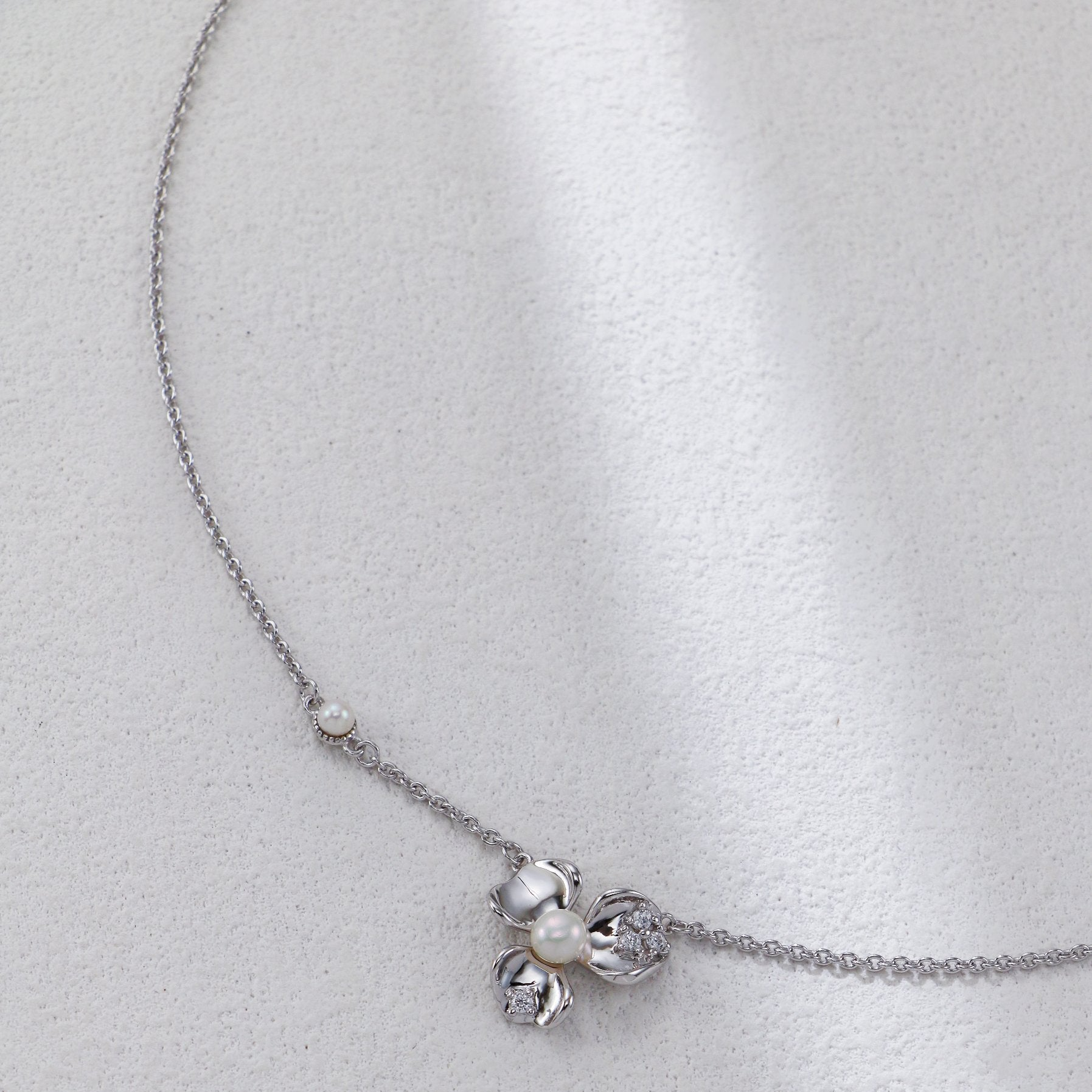 Petal-Shaped Zircon Inlaid Necklace