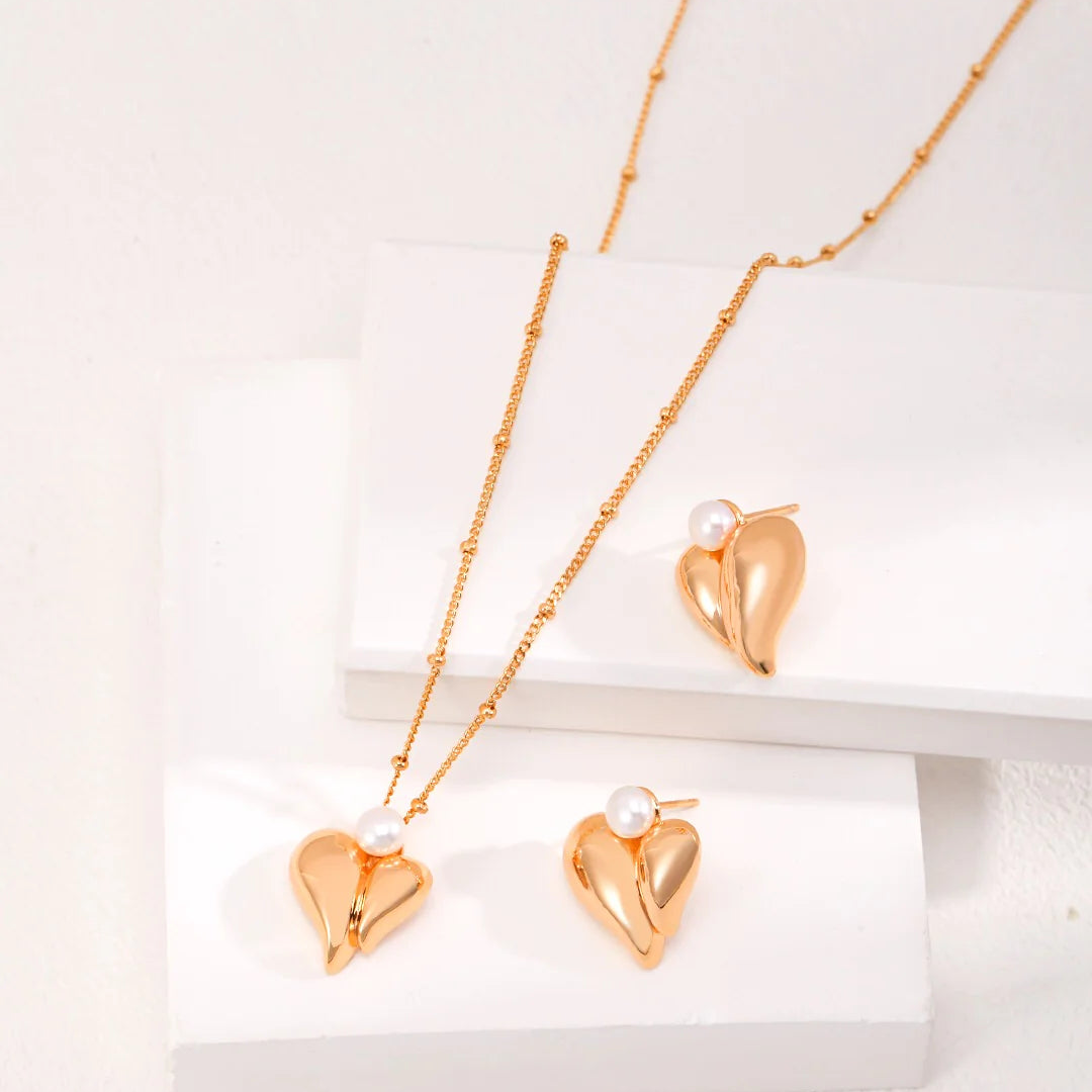 Natural Pearl Heart Stud