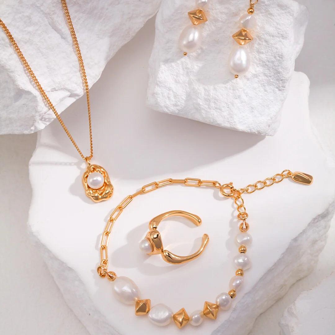 Dainty Freshwater Pearl Pendant Necklace