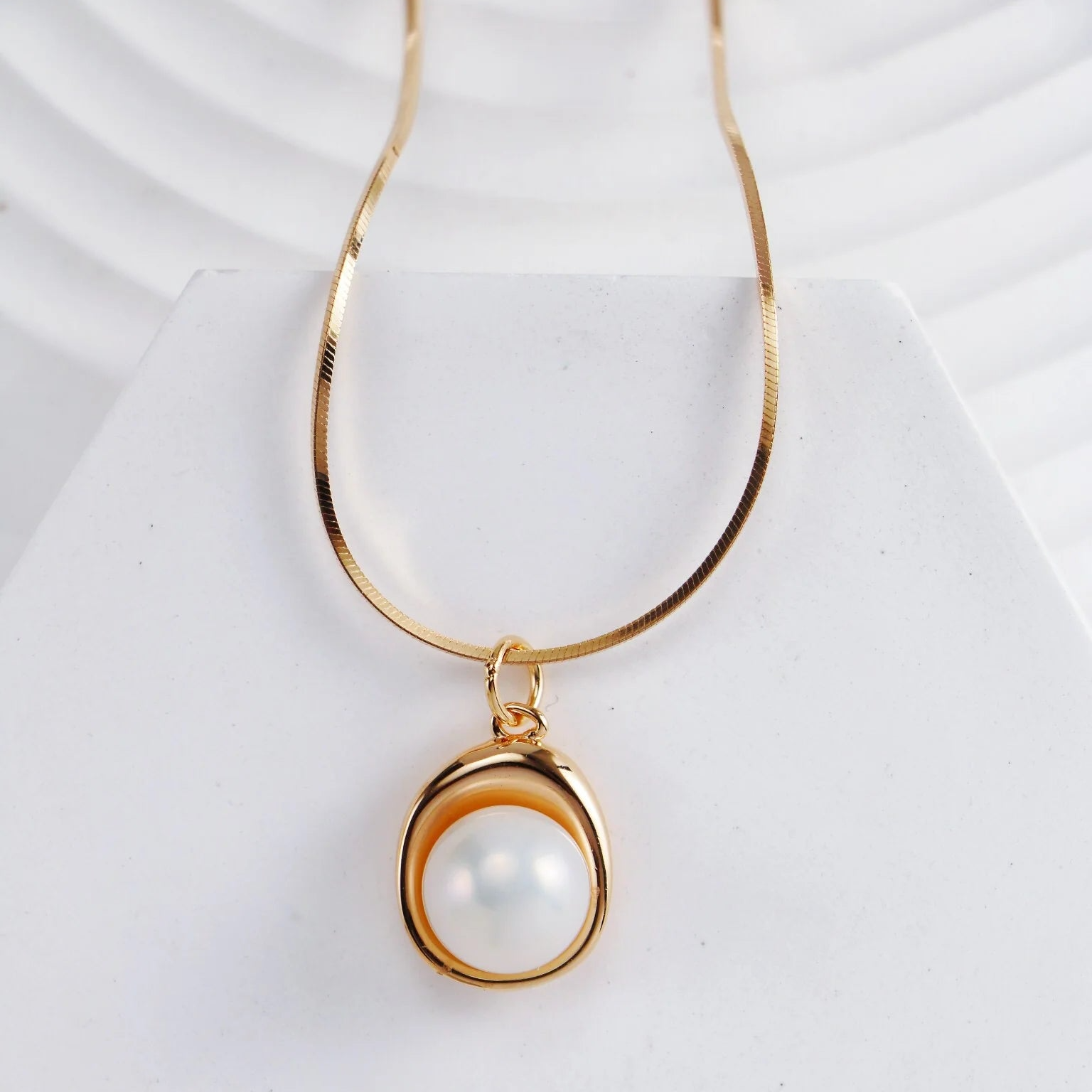 Elegant Pearl Pendant Necklace
