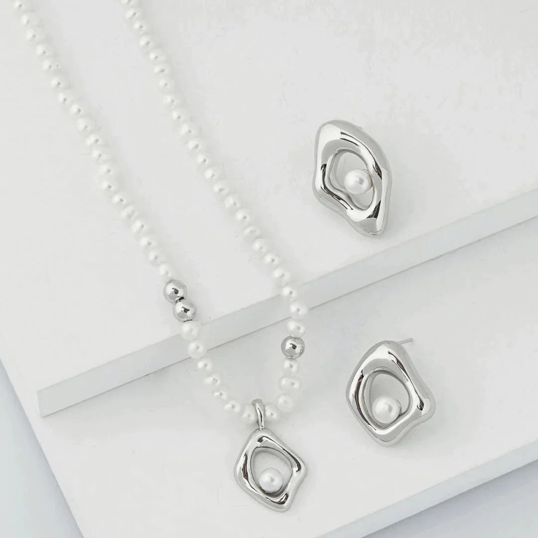 Minimalist Geometric Irregular Pendant Pearl Necklace