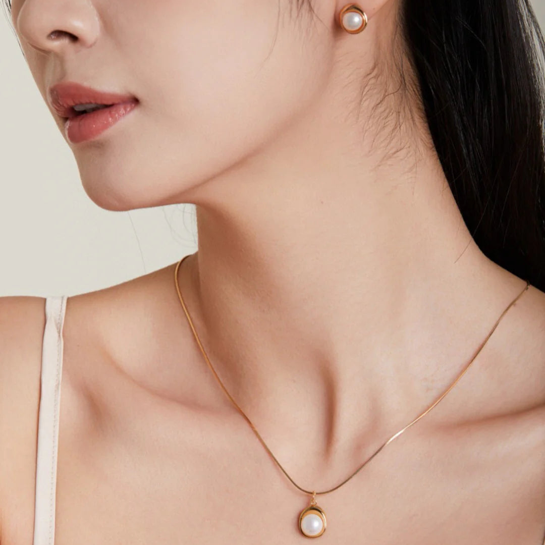Elegant Pearl Pendant Necklace