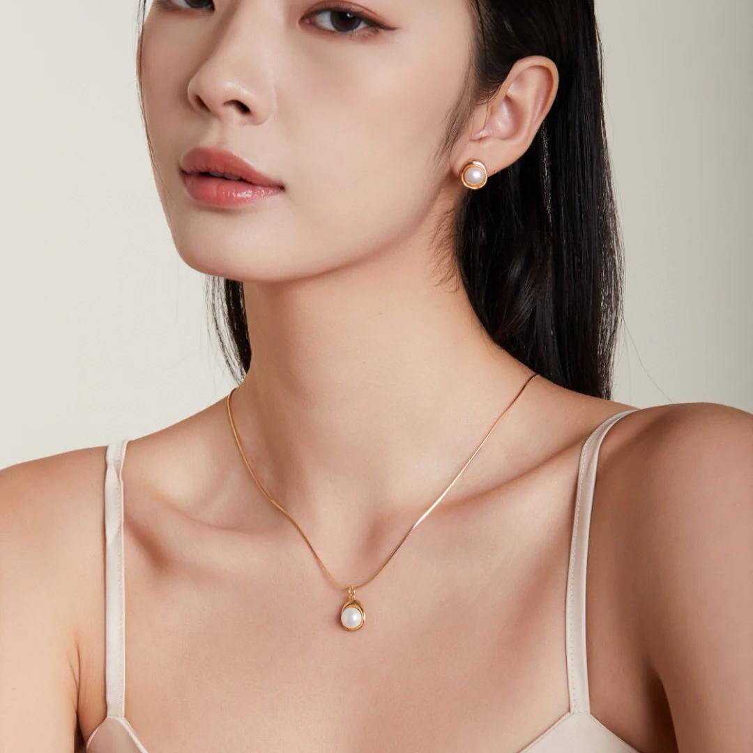Elegant Pearl Pendant Necklace