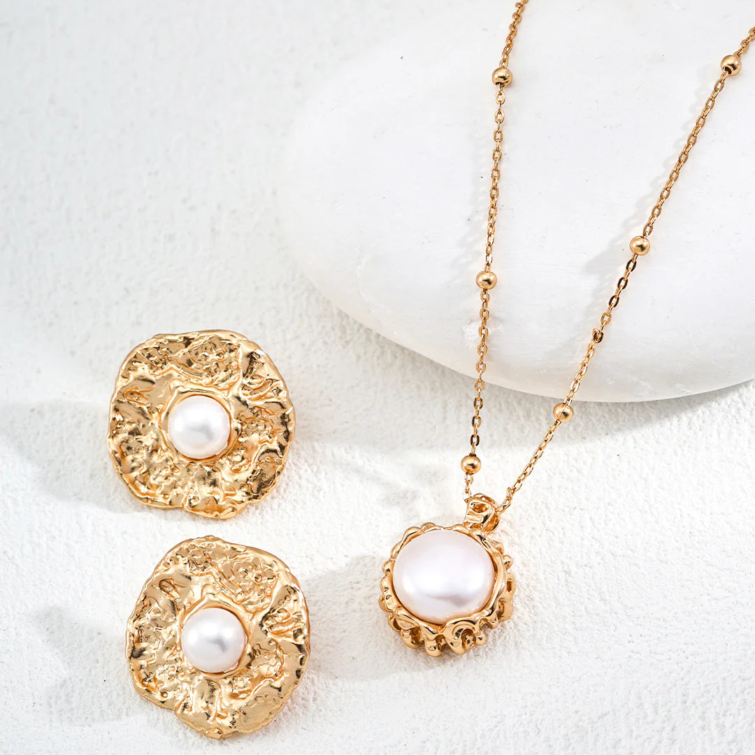 Minimalist Natural Pearl Pendant Necklace