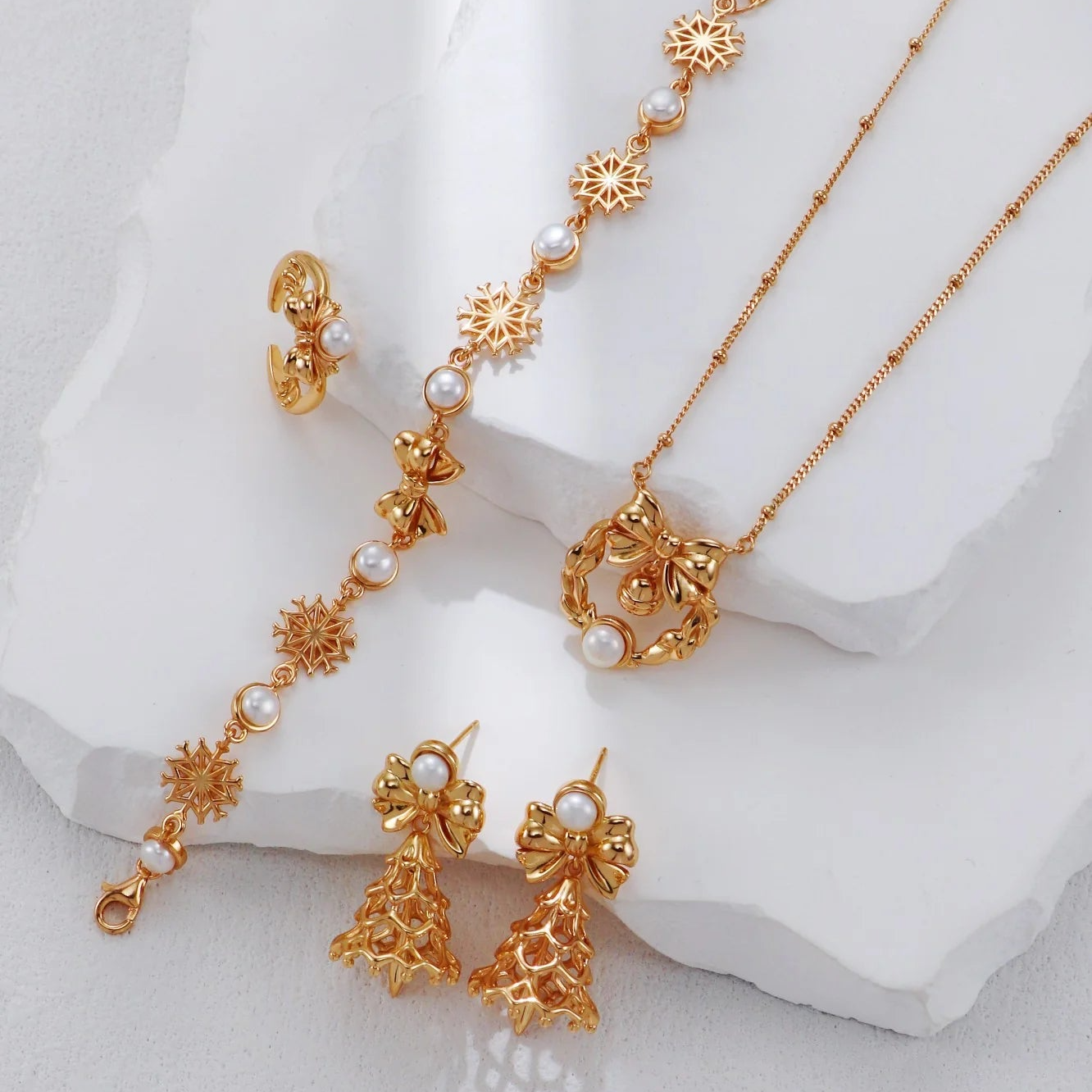 Christmas-Themed Pearl Necklace