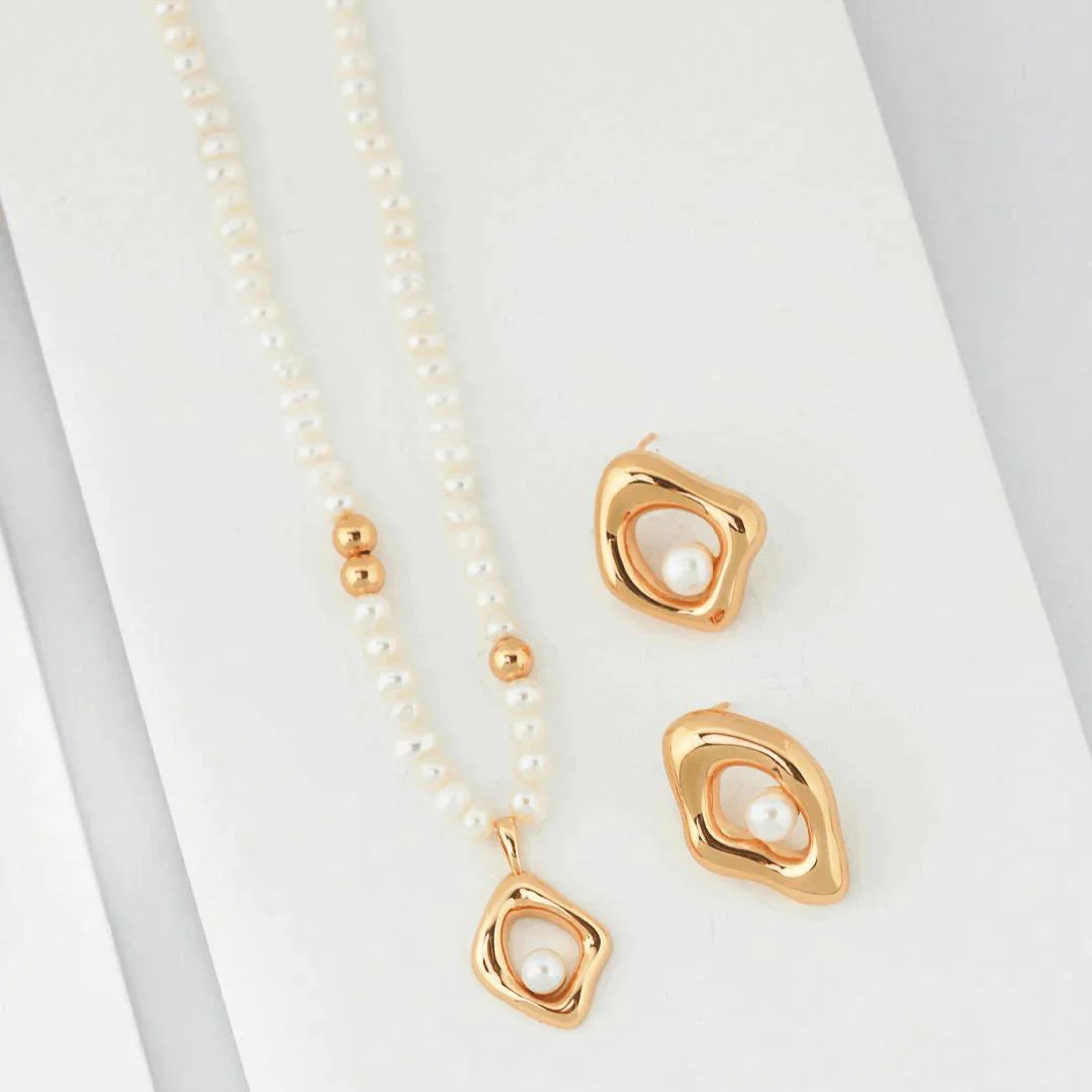 Minimalist Geometric Irregular Pendant Pearl Necklace