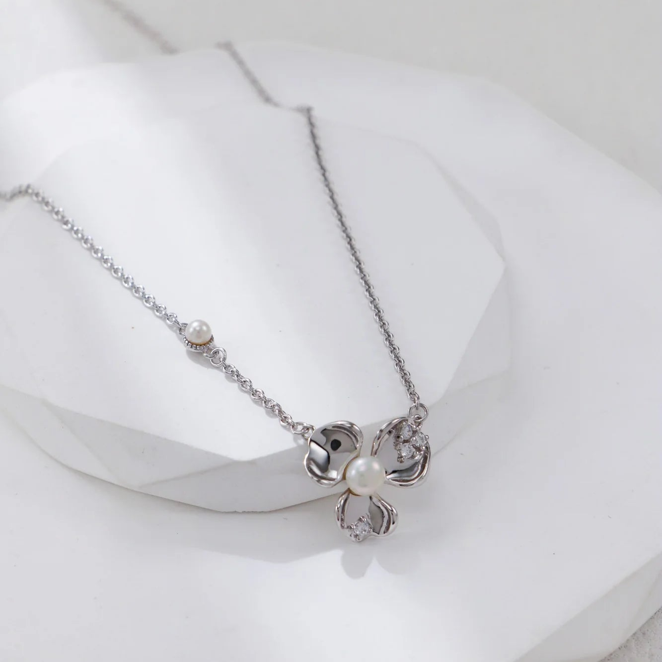 Petal-Shaped Zircon Inlaid Necklace