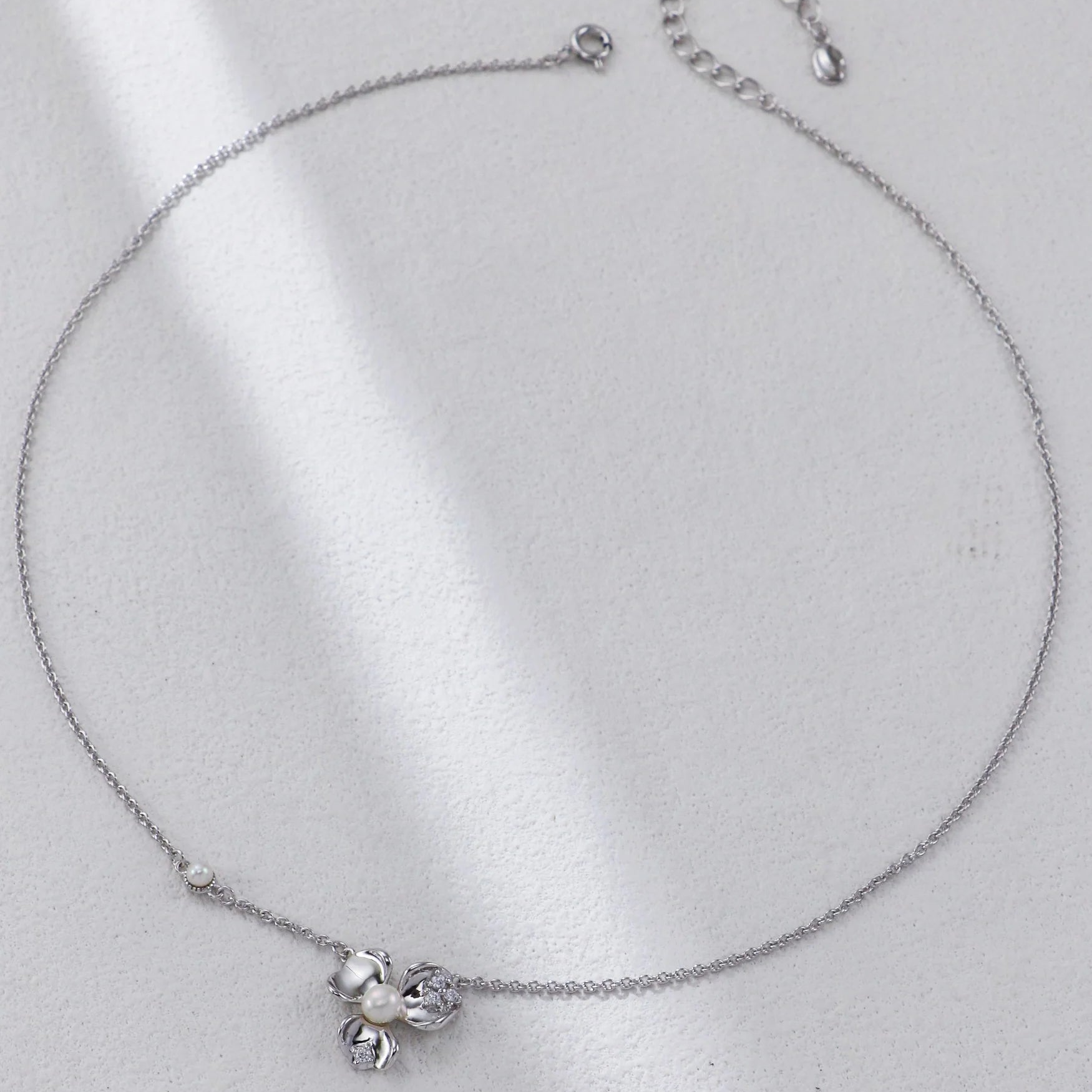Petal-Shaped Zircon Inlaid Necklace