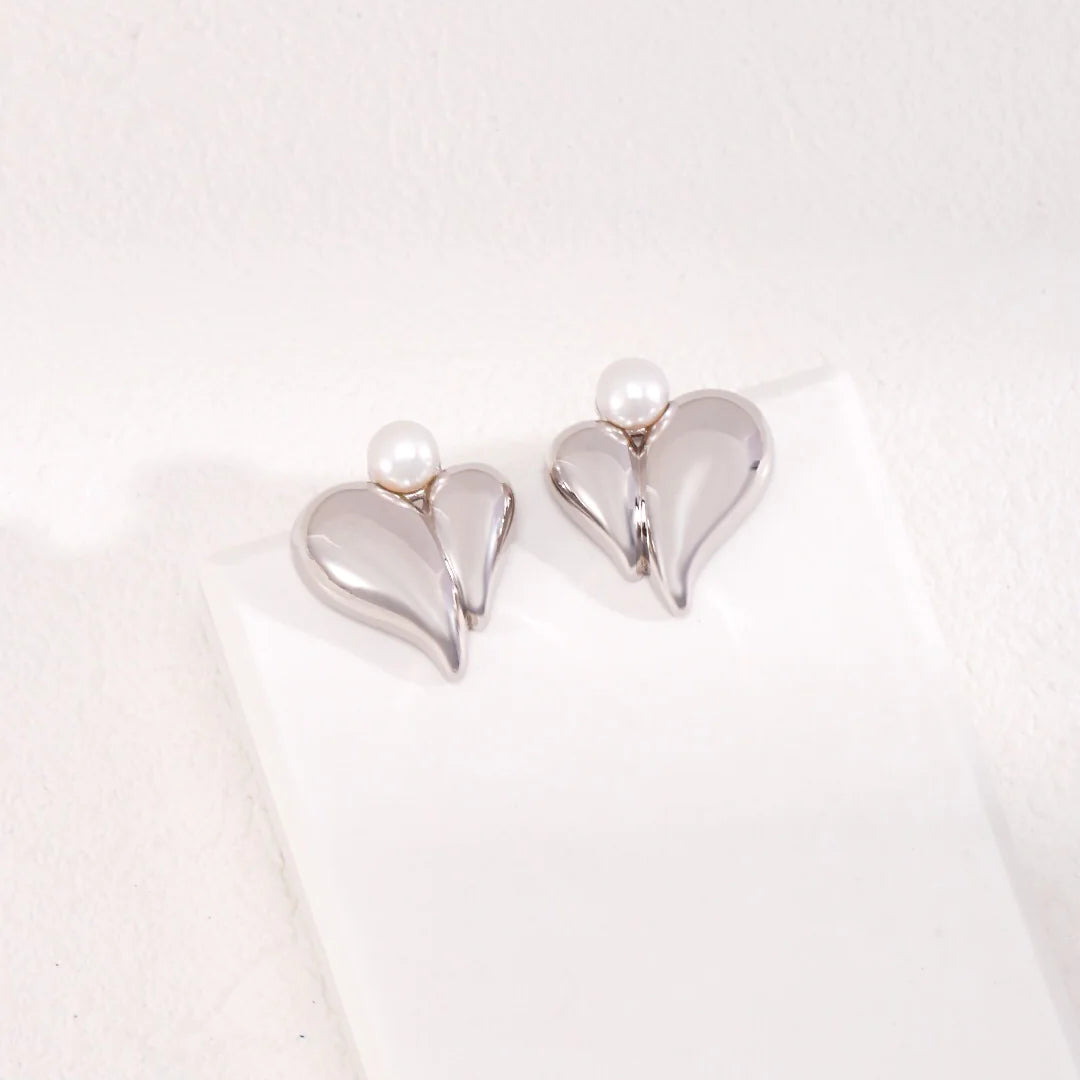 Natural Pearl Heart Stud