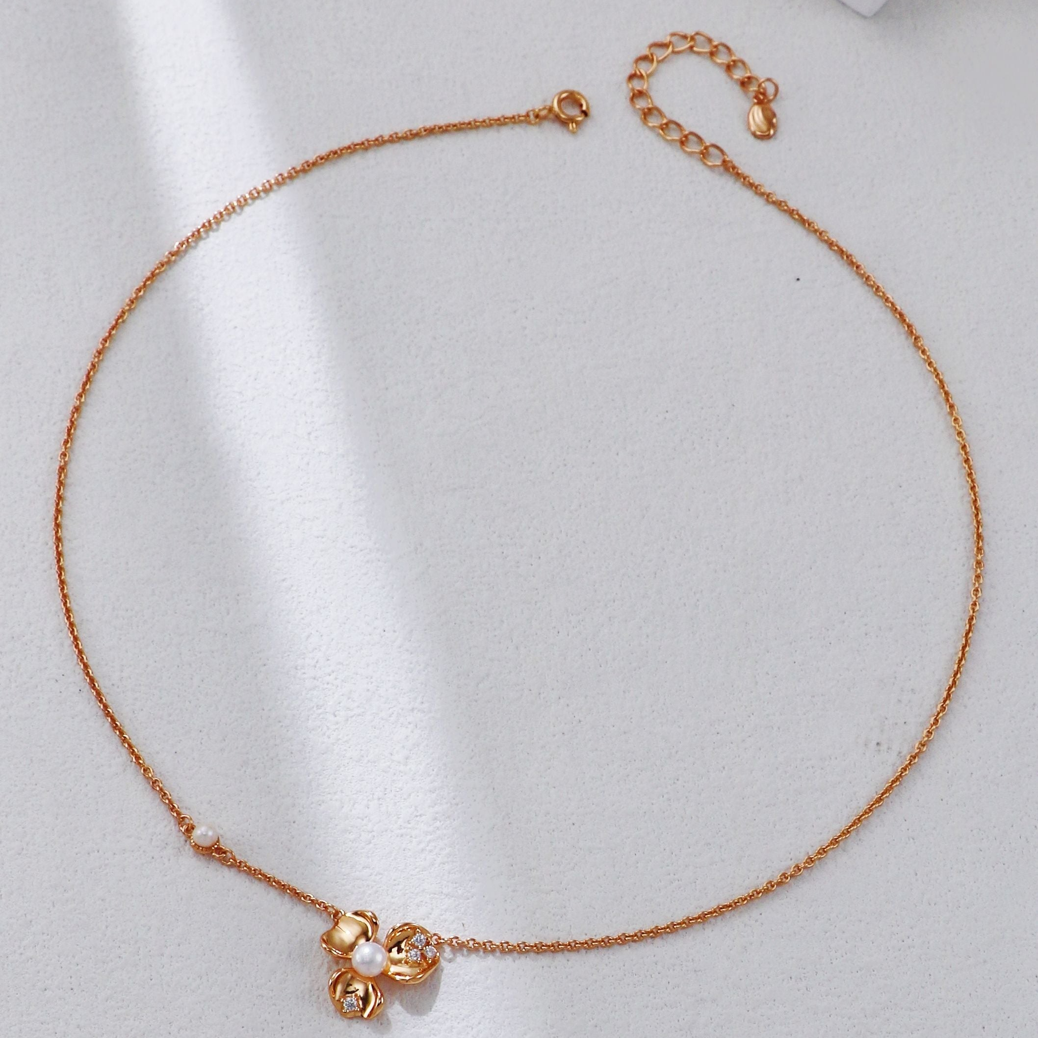Petal-Shaped Zircon Inlaid Necklace