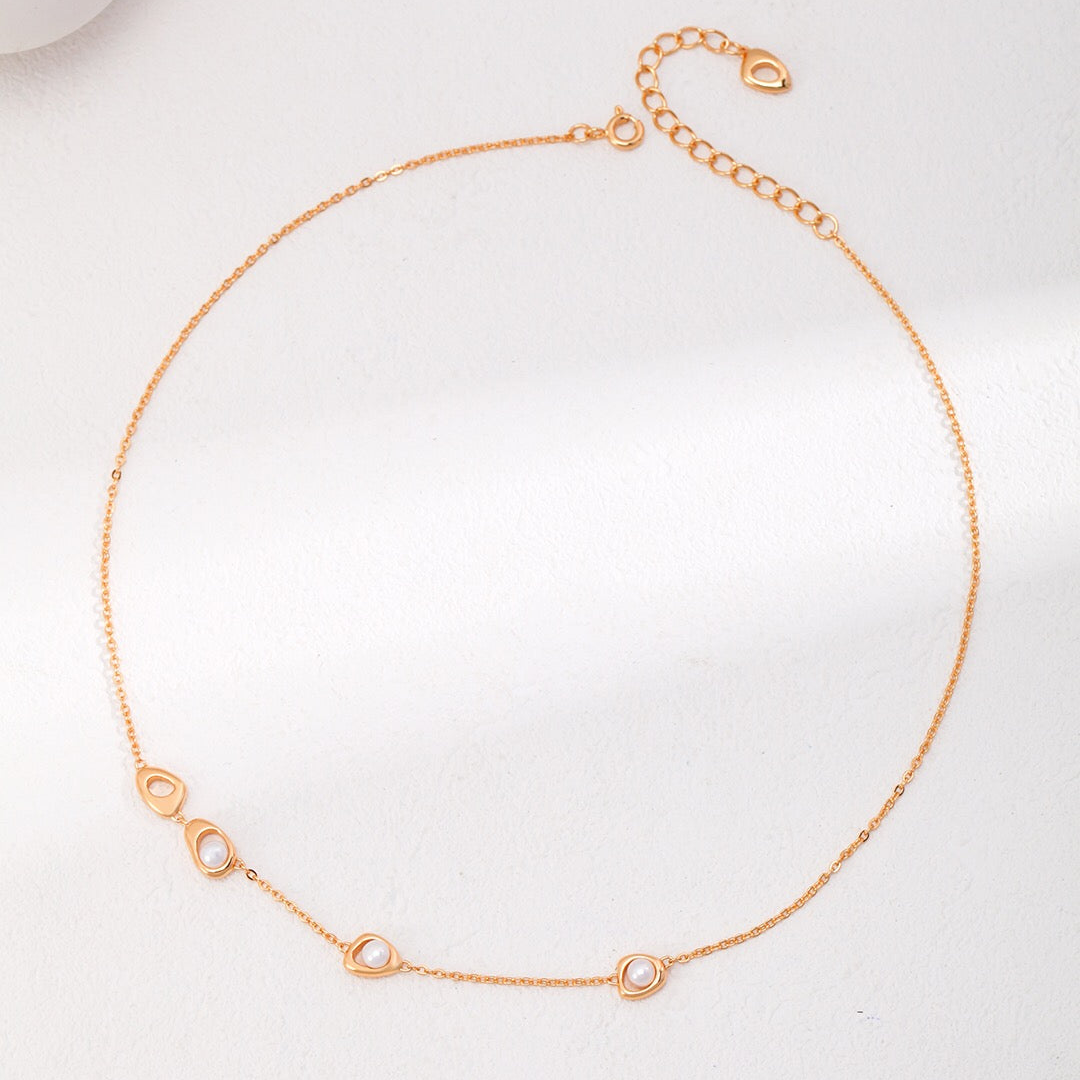 Minimalist Three Pearl Beads Necklace