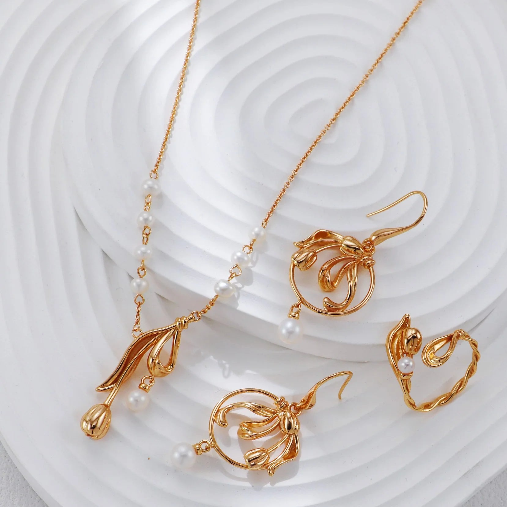 Tulip Pearl Necklace