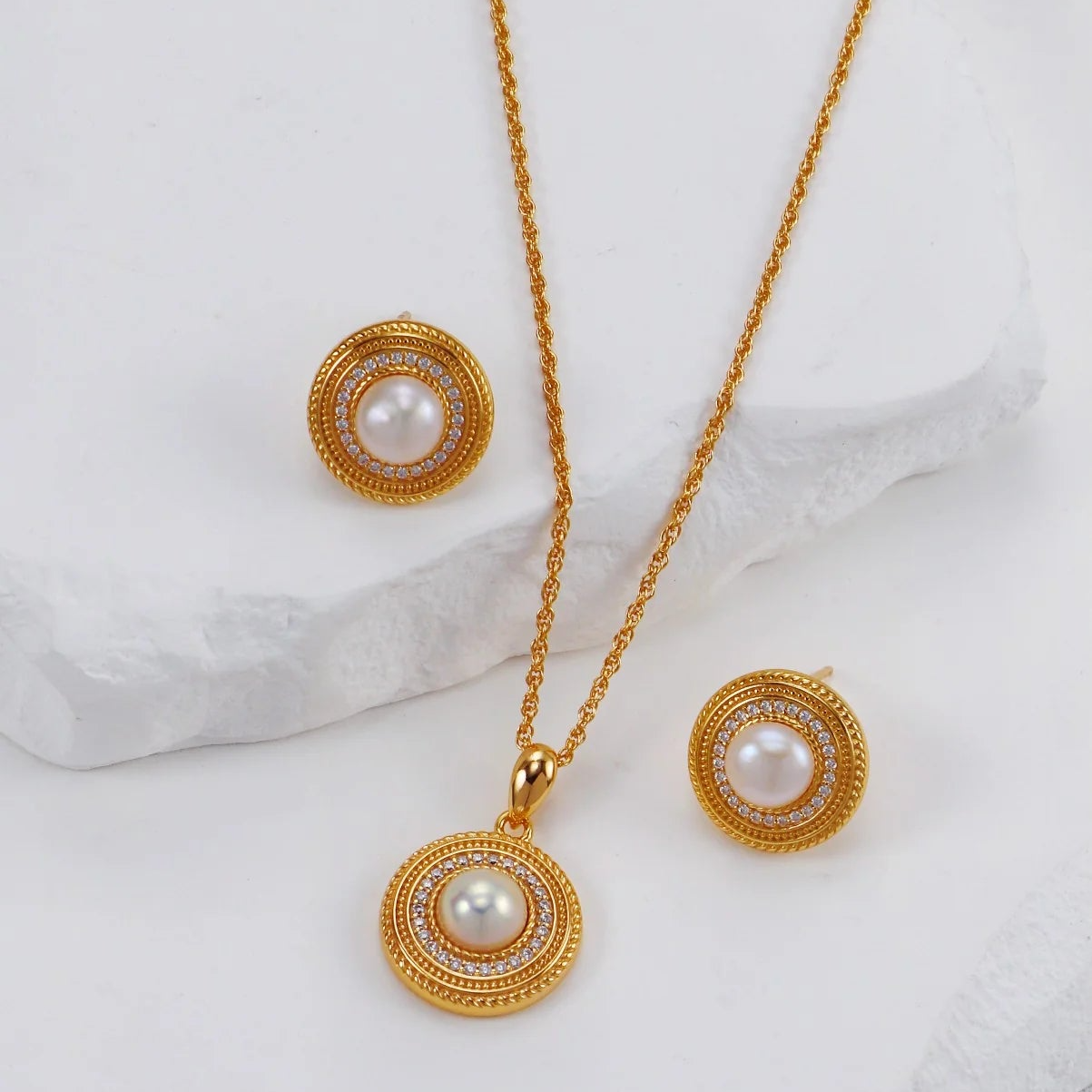 Round Zircon Pearl Necklace