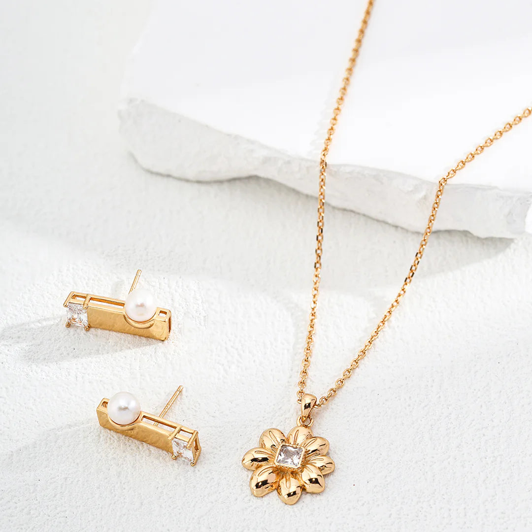 Flower Shape Zircon Necklace