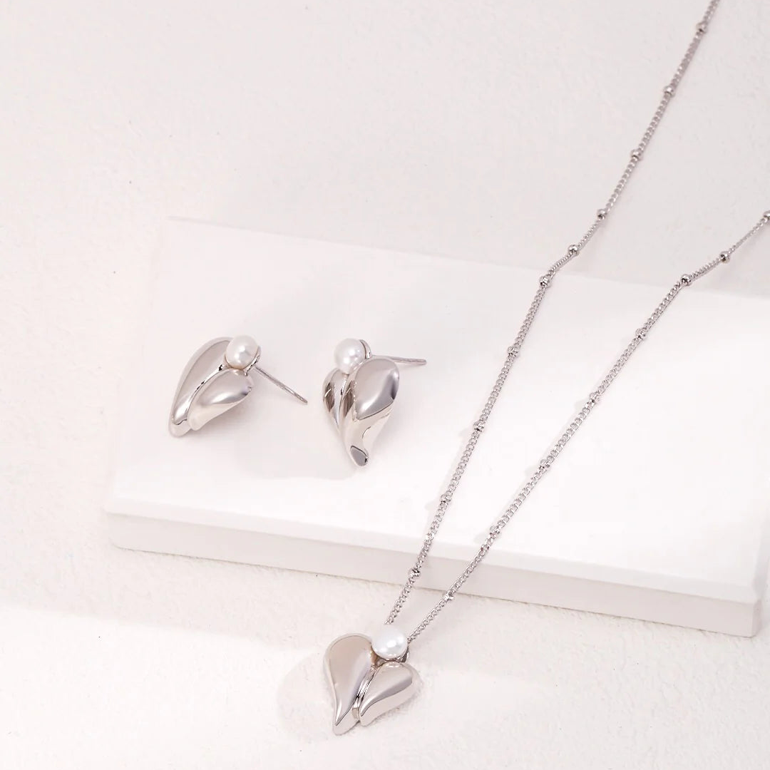 Natural Pearl Heart Stud