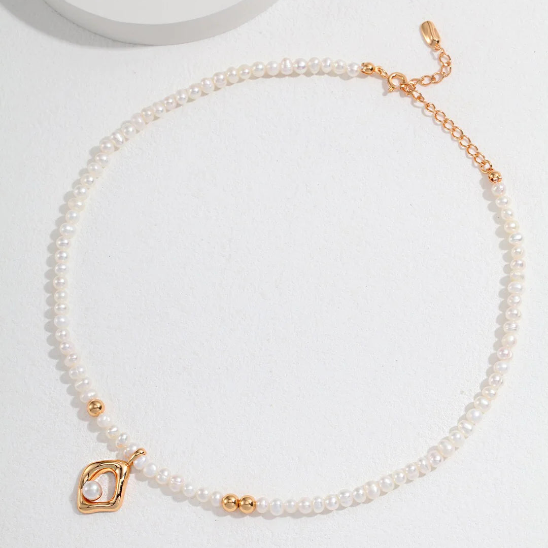 Minimalist Geometric Irregular Pendant Pearl Necklace