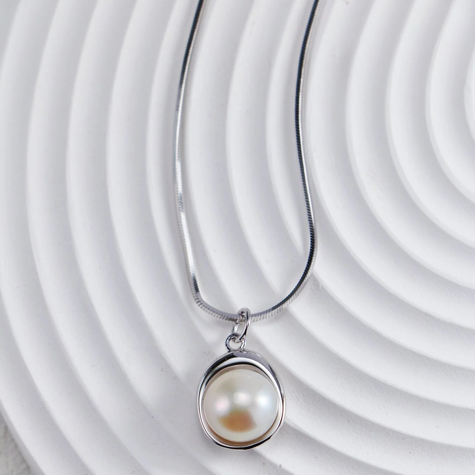 Elegant Pearl Pendant Necklace