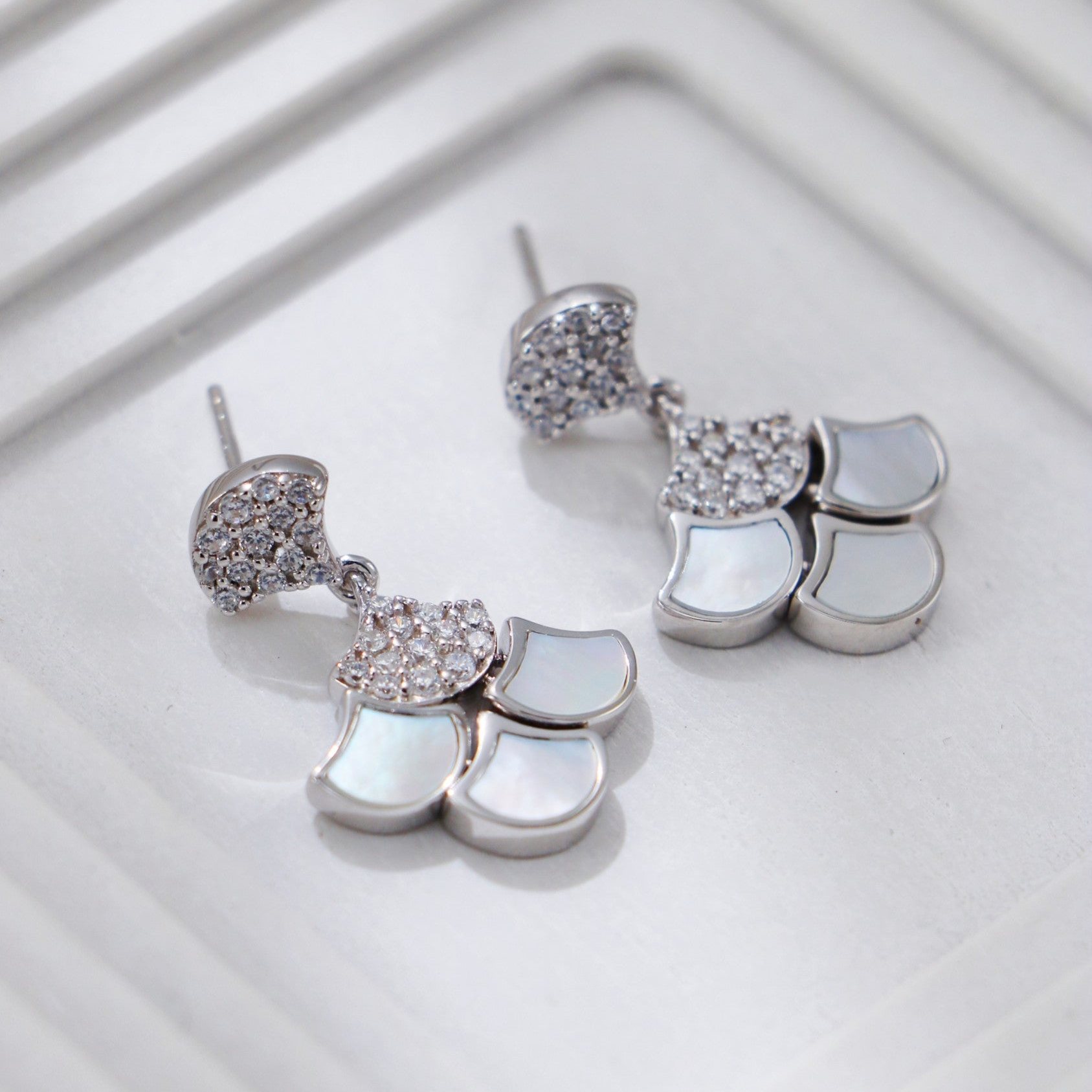 Silver-White Shell Zircon Earrings
