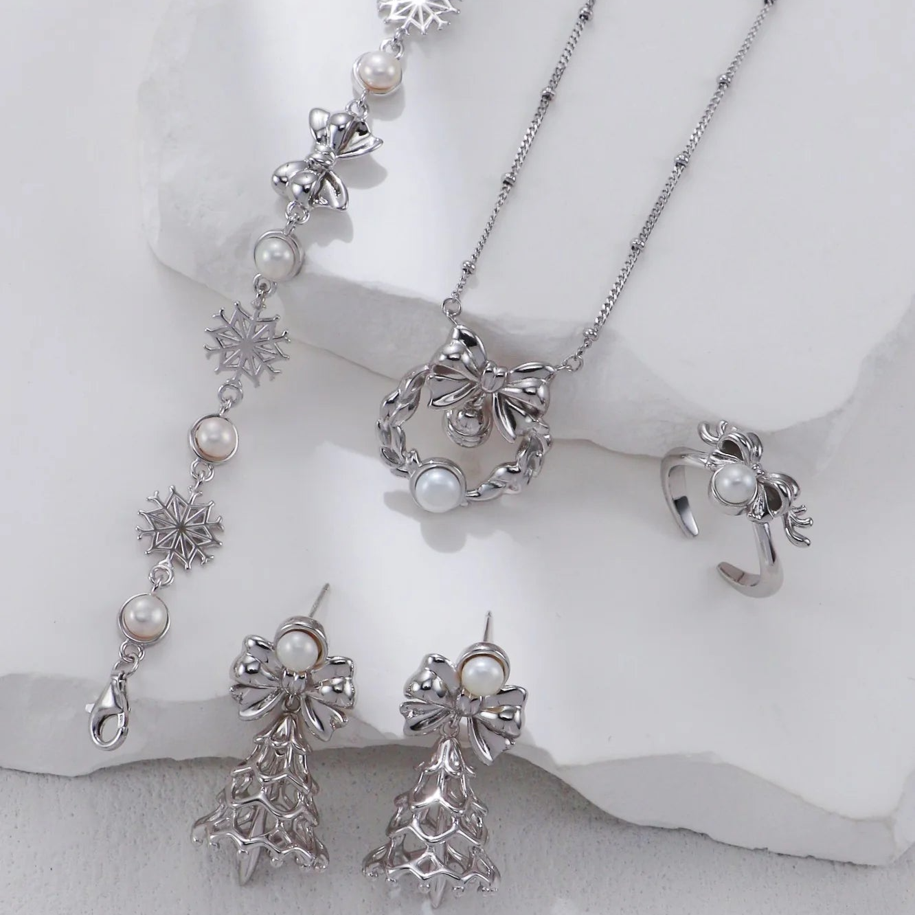 Christmas-Themed Pearl Necklace